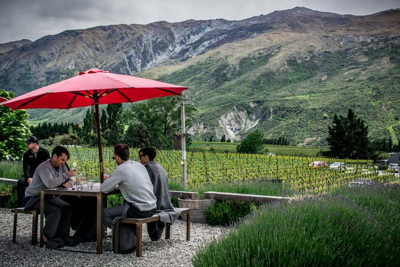 Sentados en una mesa en los viñedos de Queenstown