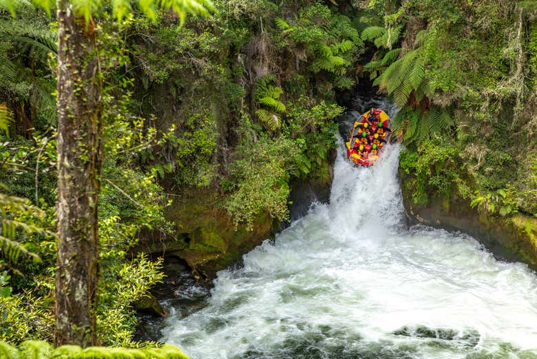 Descendo por uma pequena cachoeira