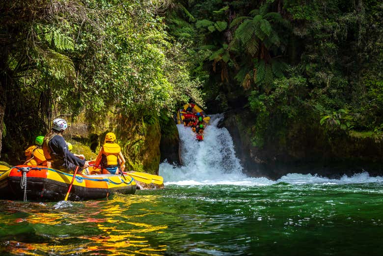 Vendo como um bote desce por uma cachoeira
