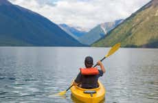 Balade en kayak sur le lac Rotoiti + Piscines thermales de Manupirua