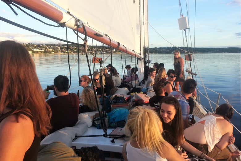 Turistas disfrutando del paseo en barco