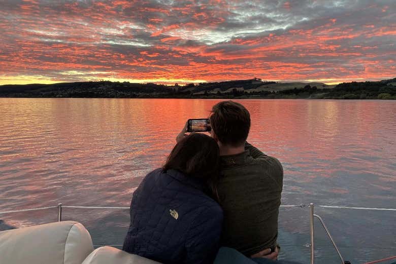Una pareja contemplando el atardecer