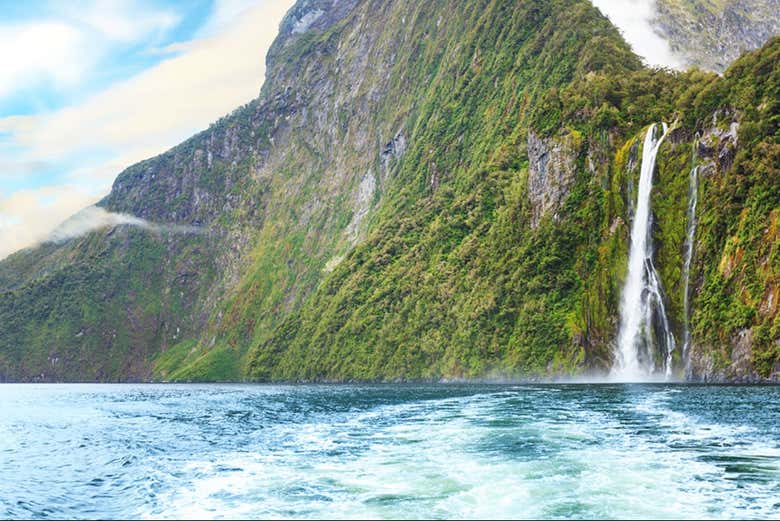 Vue sur une cascade du fjord Milford Sound