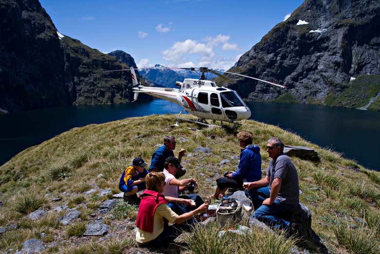 Groupe assis contemplant le paysage des lacs cachés