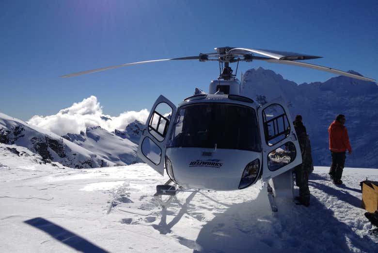 Helicóptero aterrizando en una zona nevada