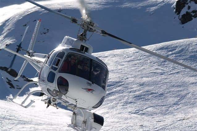 Un helicóptero sobrevolando los glaciares de Fiordland