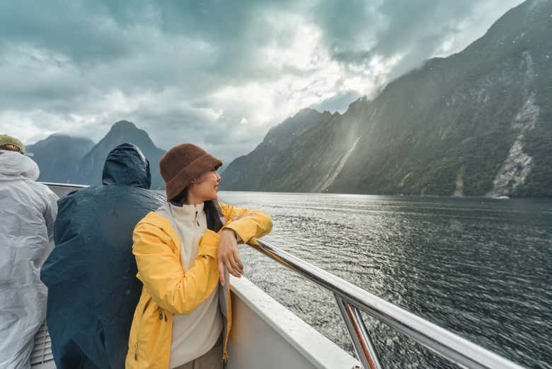 Contemplando el paisaje durante el paseo en barco