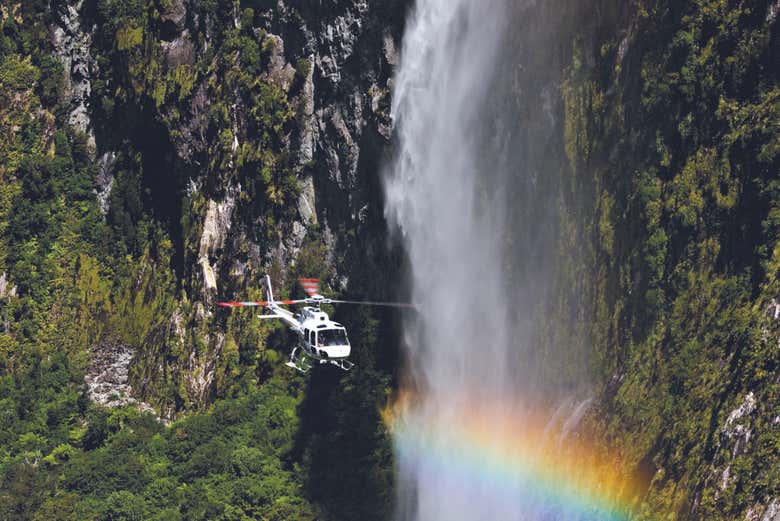 Pasando junto a una cascada de Fiordland