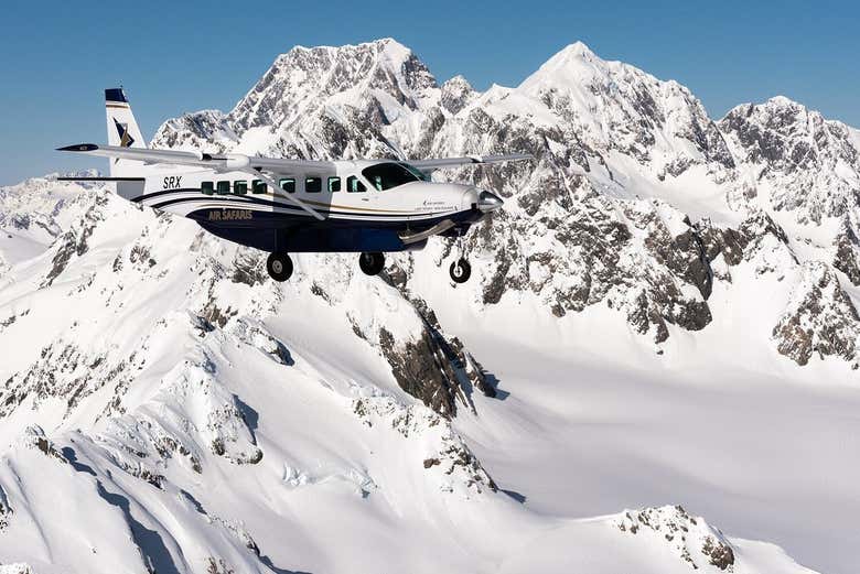 Sobrevolando las cumbres nevadas de las montañas