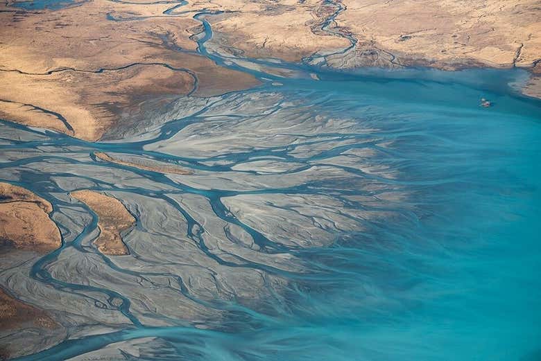 Observad los intrincados ríos glaciares