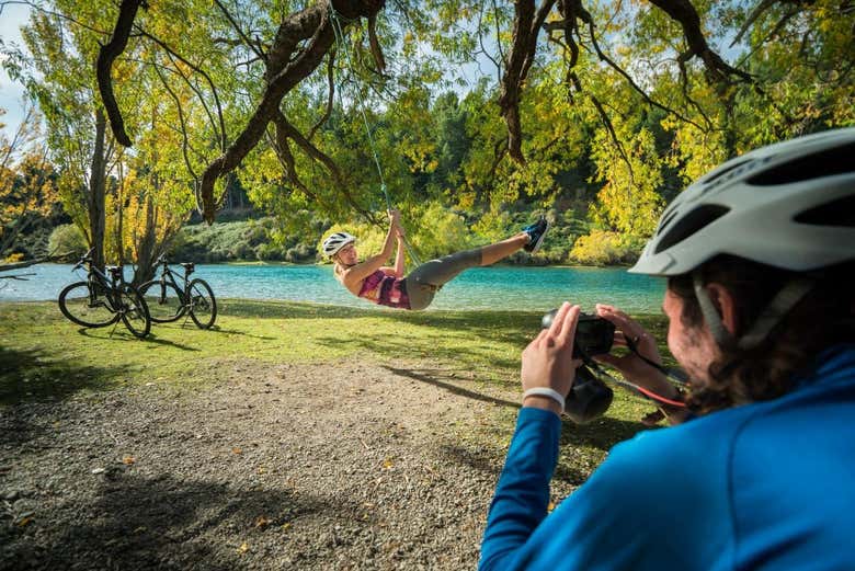 Divirtiéndonos en el columpio del lago