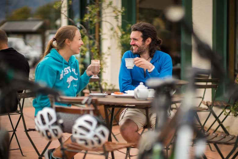 Tomando un café en las inmediaciones del lago