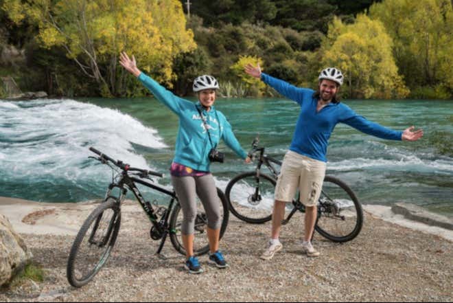 Con las bicicletas en el lago Hawea