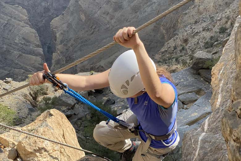 Disfrutando del desafío de la vía ferrata de Jebel Shams