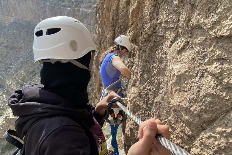 Adrenalina asegurada en la vía ferrata de Jebel Shams