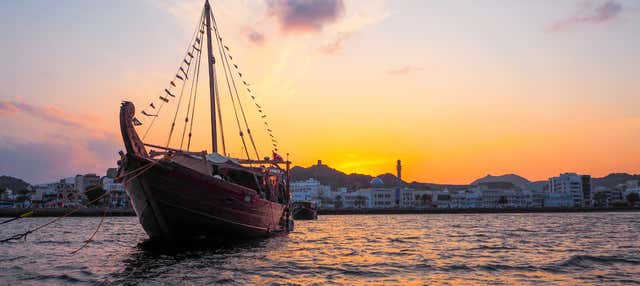 Crucero al atardecer por Mascate