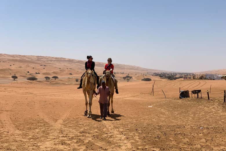 Desfrutando de um passeio de camelo pelo deserto de Omã