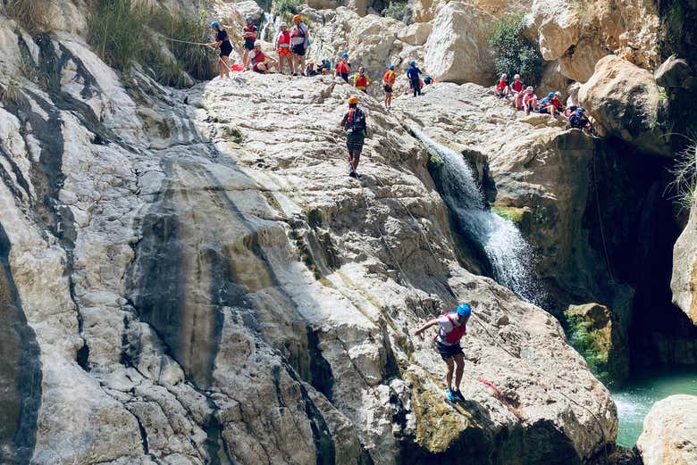 Disfrutando del entorno de Wadi Tiwi