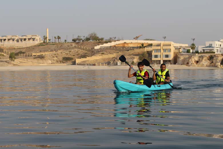 Un paseo en kayak por la costa de Qurum en Mascate