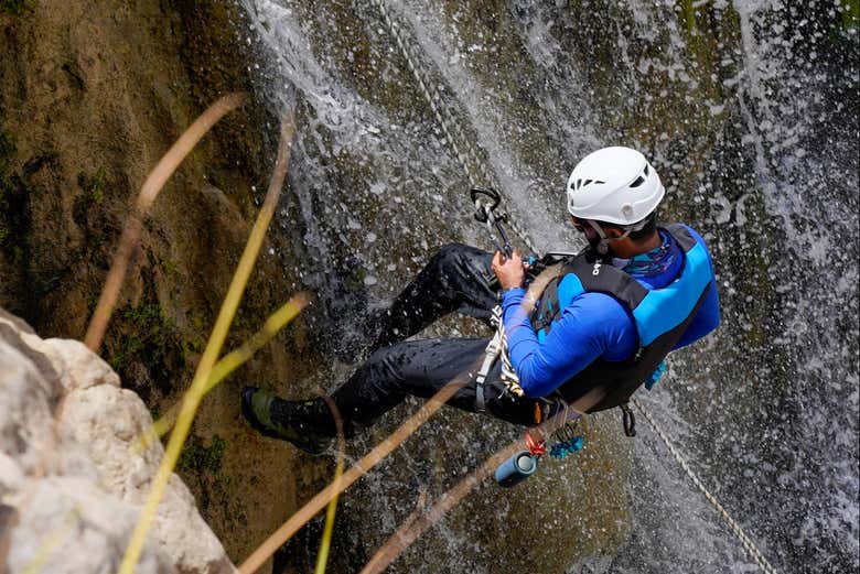 Rápel en las cascadas de Wadi Tiwi