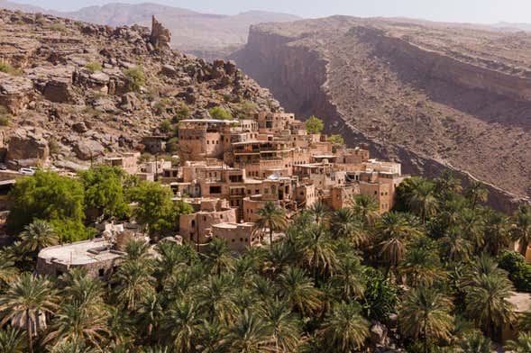 Excursão privada a Wadi Al Arbeieen, sumidouro de Bimmah e praia de Fins