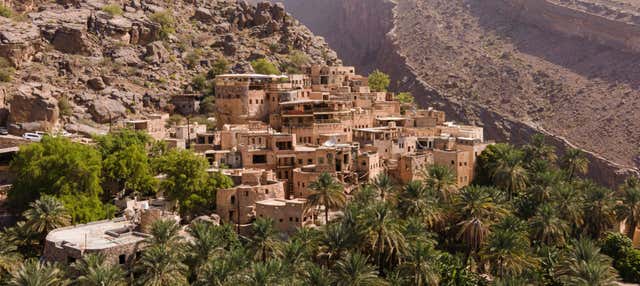 Excursão privada a Wadi Al Arbeieen, sumidouro de Bimmah e praia de Fins