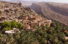 Excursão privada a Wadi Al Arbeieen, sumidouro de Bimmah e praia de Fins