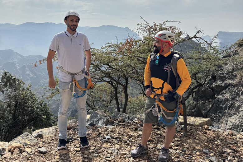 Escuchando atento al guía