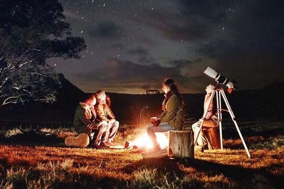 Seduti attorno al fuoco a Jebel Akhdar