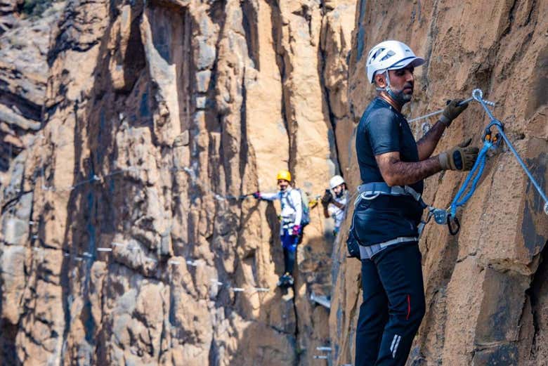 Recorriendo la vía ferrata Al Jabal Al Akhdar