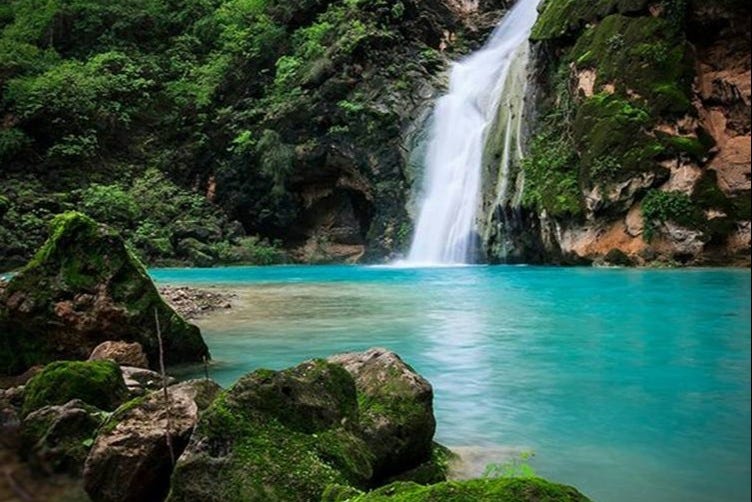 Cachoeiras no manancial de Koor 