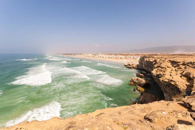 Contemplando a costa de Taqah