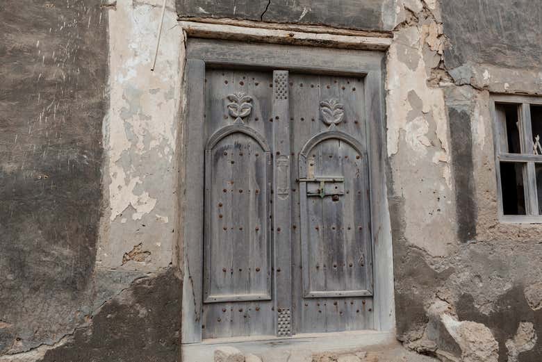 Portas antigas no centro de Mirbat