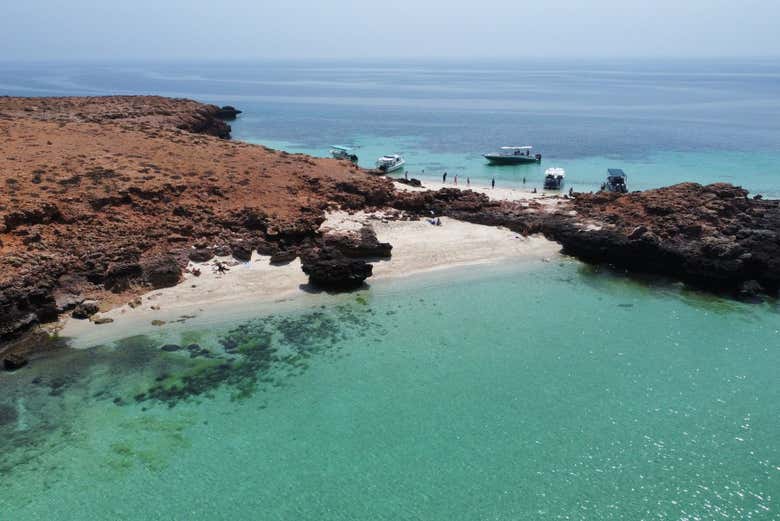Vista aérea da costa das ilhas Daymaniyat