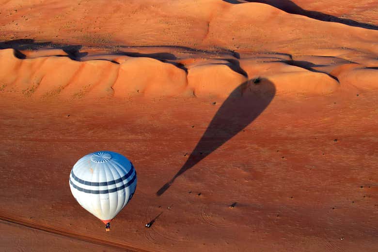 Vista aerea di una mongolfiera nel deserto dell'Oman