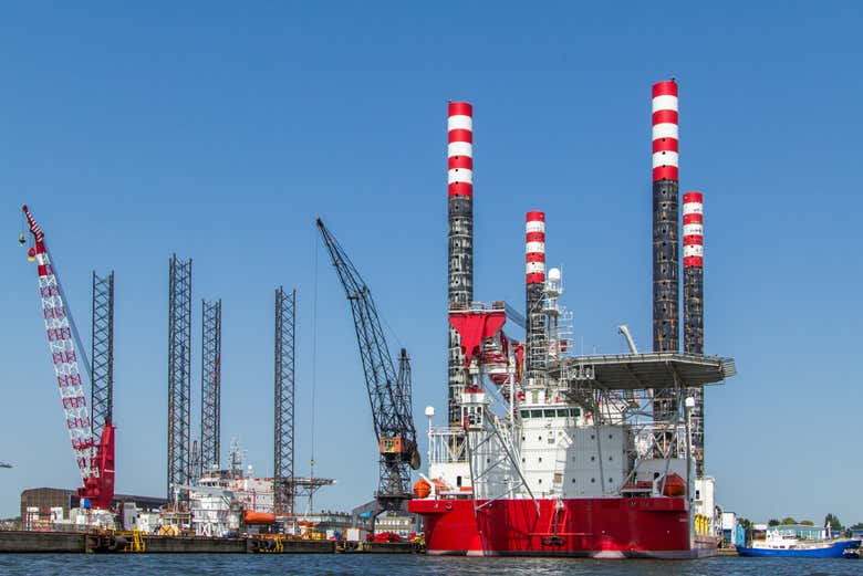 Guindastes de carga e descarga no porto de Amsterdam