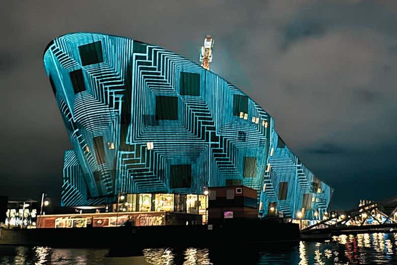 El edificio del NEMO iluminado