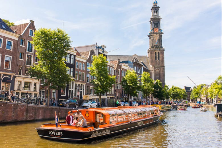Barco pelo canal junto à Westerkerk