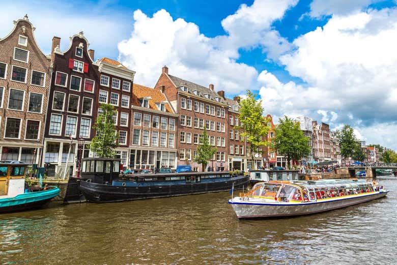 Barco por los canales de Ámsterdam