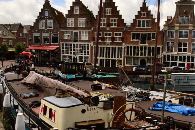 Um barco em frente às emblemáticas casas de Hoorn