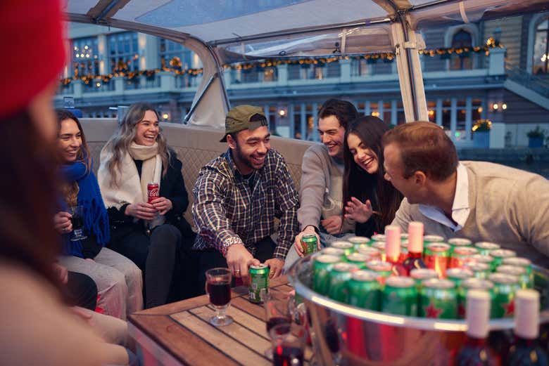 Groupe d'amis profitant à bord