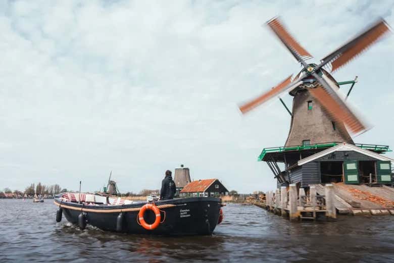 Podréis dar un paseo en barco por la laguna de Zaanse Schans