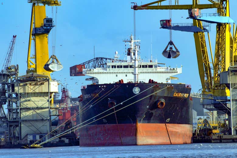 Navios enormes atracados em Amsterdam 