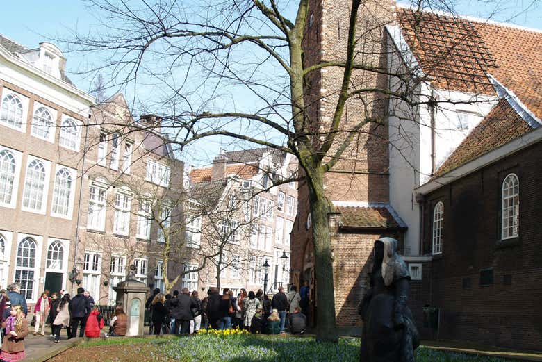 Camminando nel cortile del Beghijnof