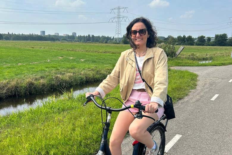 Disfrutando del tour en bicicleta por la campiña holandesa