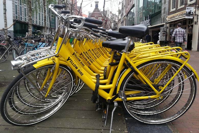 Bicicletas amarelas em Amsterdam