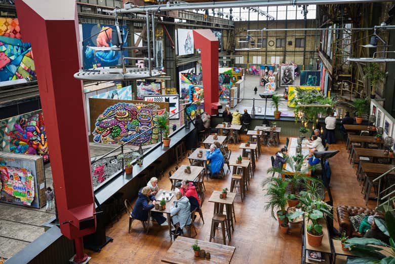 Vista desde la planta Mezzanine hacia el café del museo