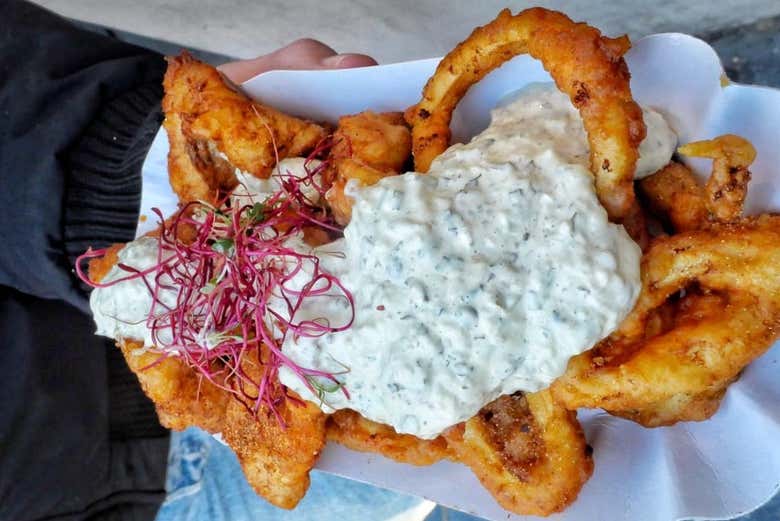 Goûtez aux calamars frits