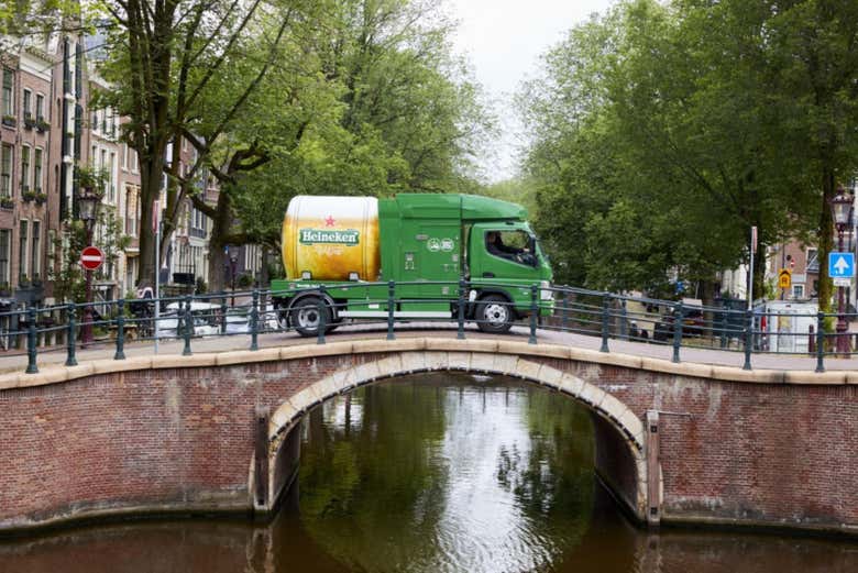 El pintoresco vehículo de Heineken en Ámsterdam