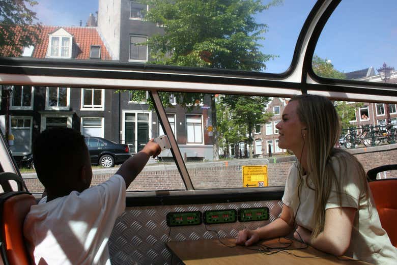Disfrutando del crucero por los canales de Ámsterdam
